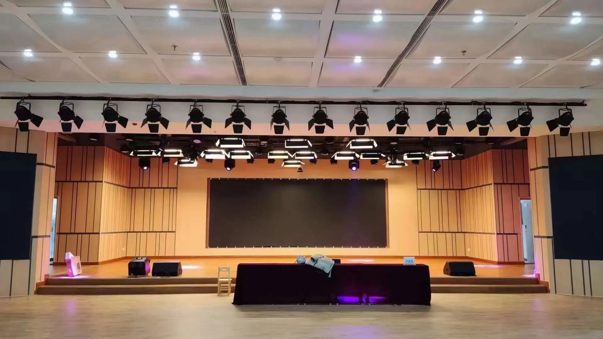 z6com尊龙专业灯光音响扩声系统工程产品服务于某学堂会堂！